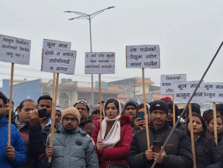भैरहवामा नेपाल विद्युत प्राधिकरणले बिजुलीको लाइन काटेपछि धर्ना सुरु